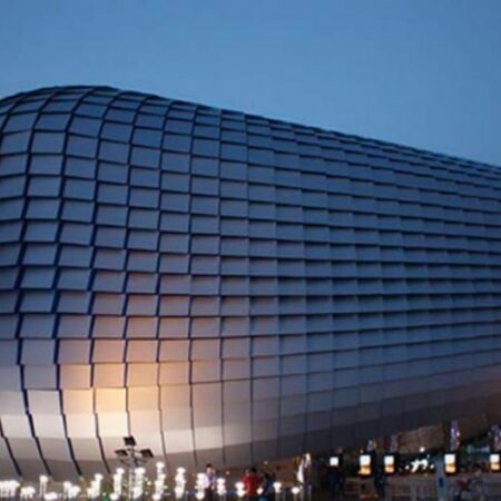 Bâtiment moderne Samsung avec façade texturée et logo lumineux.