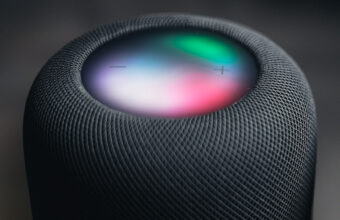 Enceinte connectée HomePod, écran tactile lumineux coloré et commandes volume.