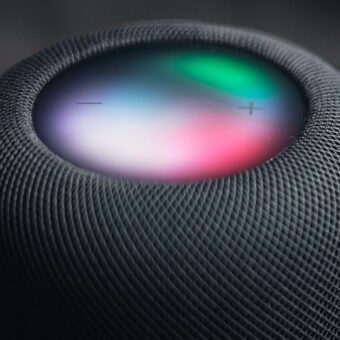 Enceinte connectée HomePod, écran tactile lumineux coloré et commandes volume.