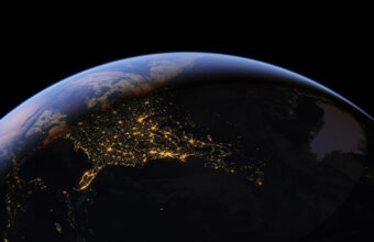 La Terre depuis l'espace, villes illuminées, ligne jour-nuit.