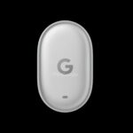 Pixel Tag : le premier tracker de Google apparaît avant son lancement Étui de chargement Google Pixel Buds gris clair sur fond noir.
