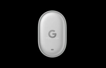Étui de chargement Google Pixel Buds gris clair sur fond noir.