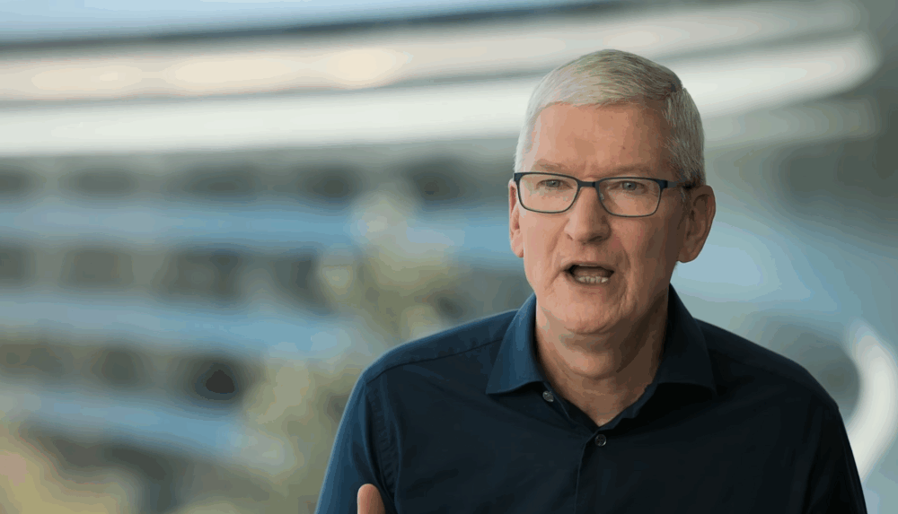 Tim Cook, PDG d'Apple, s'exprimant en chemise bleue.