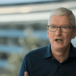 Apple contre OpenAI : 11 autres ex-employés dans le viseur Tim Cook, PDG d'Apple, s'exprimant en chemise bleue.