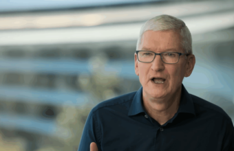Tim Cook, PDG d'Apple, s'exprimant en chemise bleue.