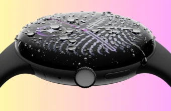 Montre connectée noire avec gouttes d'eau sur l'écran.