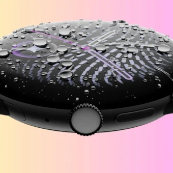 Montre connectée noire avec gouttes d'eau sur l'écran.