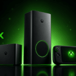 Trois consoles Xbox noires, dont une portable, avec lumières vertes.