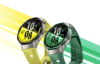 Deux montres connectées, une jaune et une verte, sur fond blanc.