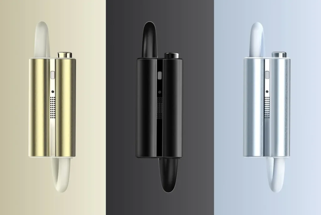 Trois appareils audio cylindriques : or, noir et argent.
