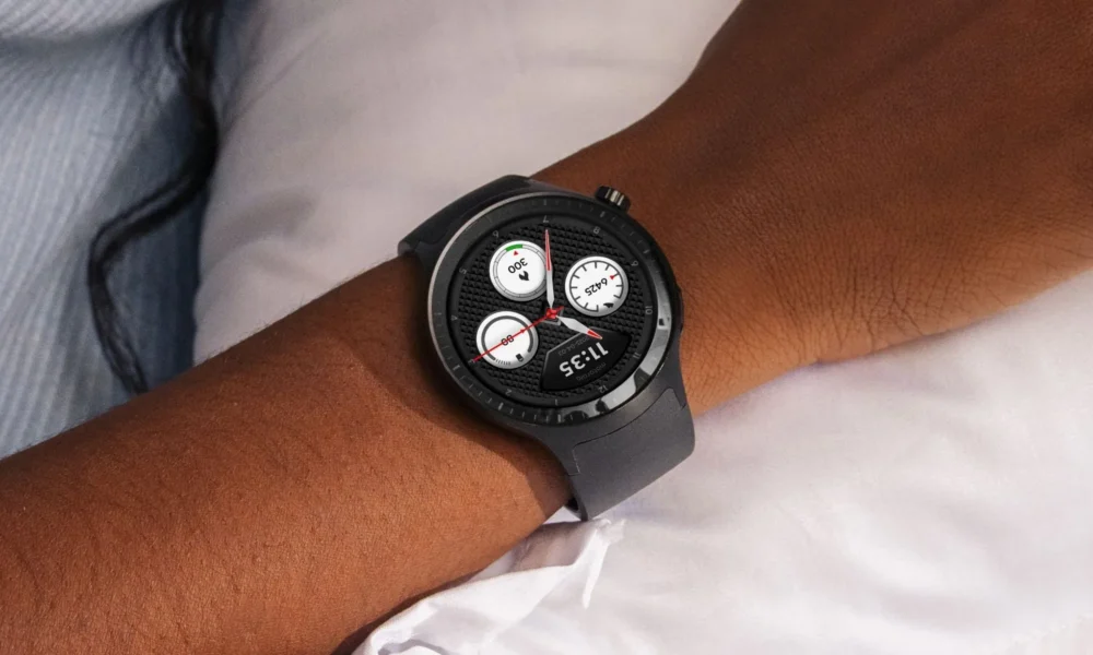 Montre connectée Motorola noire au poignet, affichant heure et données.
