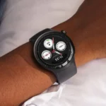 Moto Watch Ultra : Motorola préparerait une montre premium avec LTE Montre connectée Motorola noire au poignet, affichant heure et données.