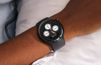 Montre connectée Motorola noire au poignet, affichant heure et données.