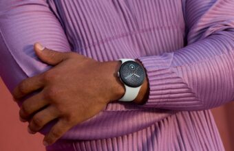 Montre Google Pixel blanche au poignet d'une personne.