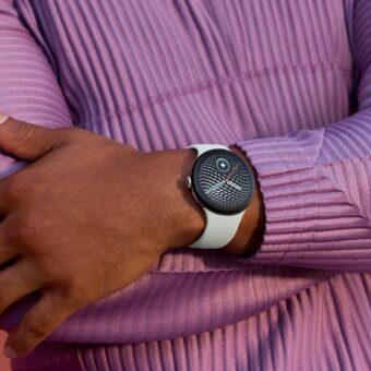 Montre Google Pixel blanche au poignet d'une personne.