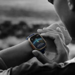 Bracelet fitness Apple : un modèle sans écran serait à l’étude Personne utilisant une montre connectée avec connexion satellite en extérieur.