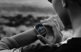 Personne utilisant une montre connectée avec connexion satellite en extérieur.