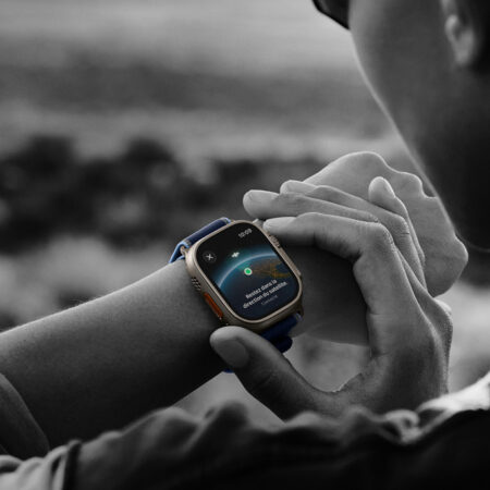 Personne utilisant une montre connectée avec connexion satellite en extérieur.