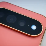 Pixel 11 et 11 Pro : les prix grimpent, la photo progresse Caméra arrière de smartphone rose avec bordure dorée et flash.