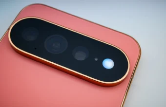Caméra arrière de smartphone rose avec bordure dorée et flash.