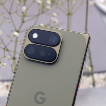 Dos d'un Google Pixel vert avec module caméra arrière.