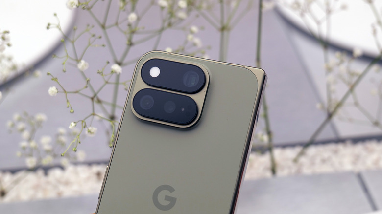 Dos d'un Google Pixel vert avec module caméra arrière.