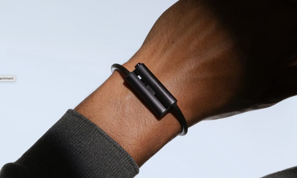 Bracelet technologique foncé au poignet d'un homme.