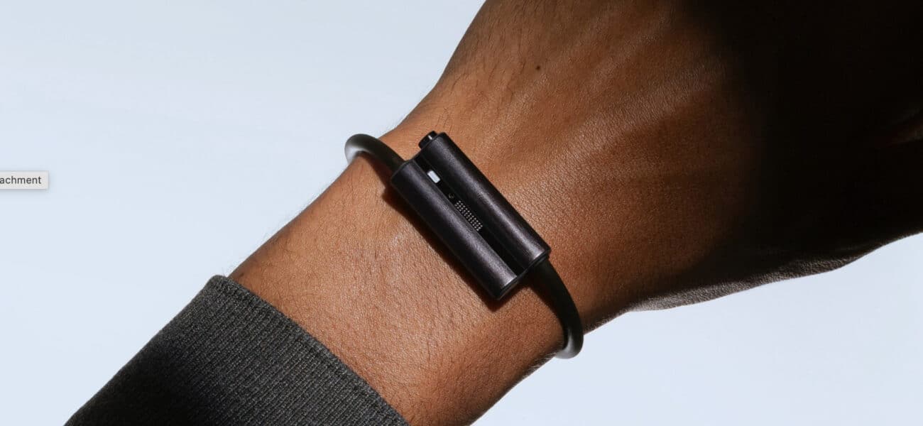 Bracelet technologique foncé au poignet d'un homme.