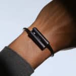 Bracelet technologique foncé au poignet d'un homme.