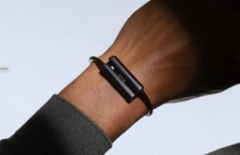 Bracelet technologique foncé au poignet d'un homme.