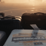 Seedance 2.5 double la durée des vidéos et renforce le contrôle créatif Valises sur chariot à l'aéroport au coucher du soleil.