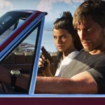 Couple intense en voiture décapotable, femme armée d'un pistolet.