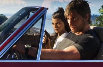 Couple intense en voiture décapotable, femme armée d'un pistolet.