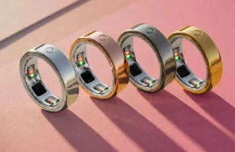 Anneaux connectés métalliques de différentes couleurs montrant leurs capteurs internes.