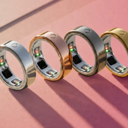Anneaux connectés métalliques de différentes couleurs montrant leurs capteurs internes.