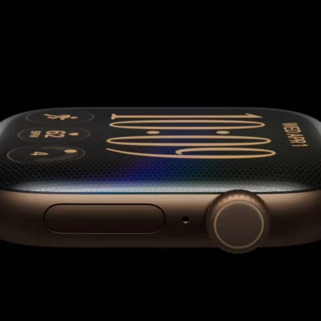 Gros plan d'une Apple Watch couleur bronze avec bracelet milanais.