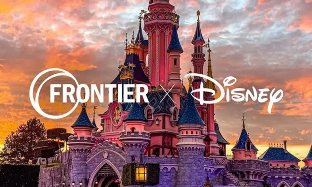 Château Disney au coucher du soleil avec logos Frontier et Disney.