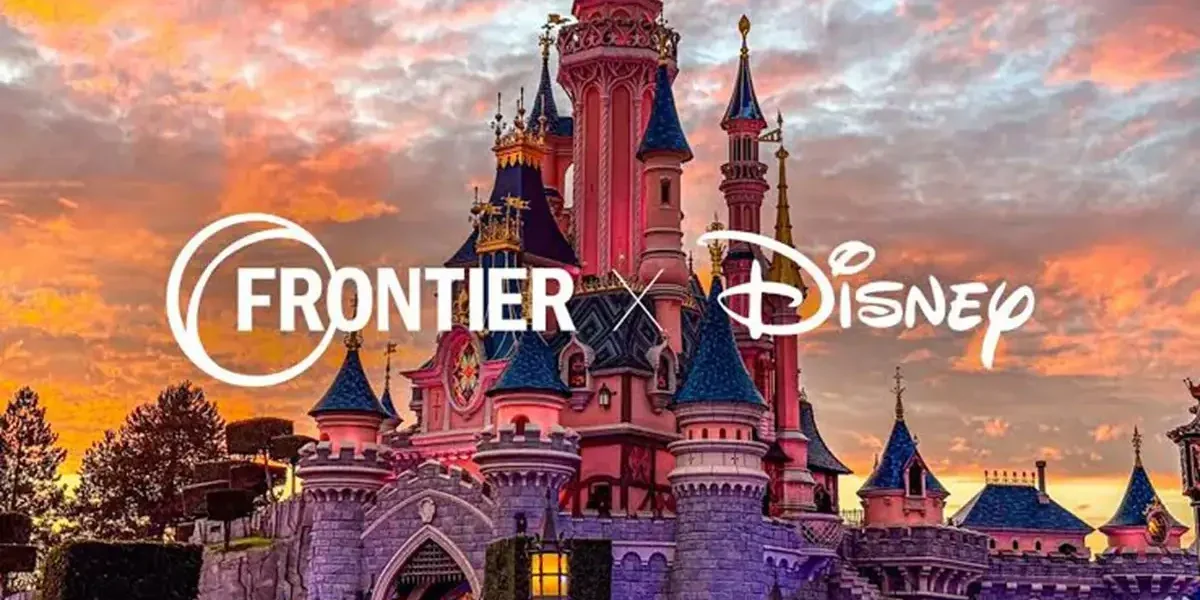 Château Disney au coucher du soleil avec logos Frontier et Disney.