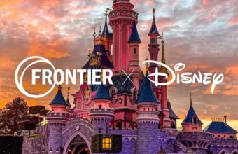 Château Disney au coucher du soleil avec logos Frontier et Disney.