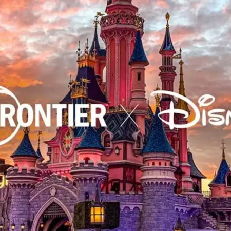 Château Disney au coucher du soleil avec logos Frontier et Disney.