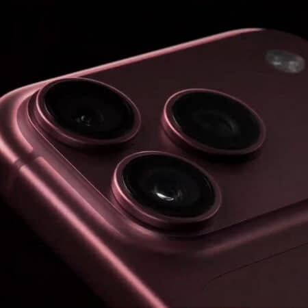Dos de smartphone rouge avec triple appareil photo.
